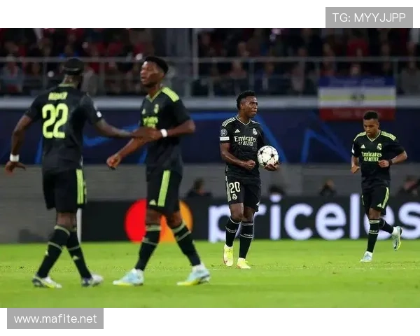 拜仁慕尼黑防守体系漏洞频出，表现波动对赛季走势形成制约