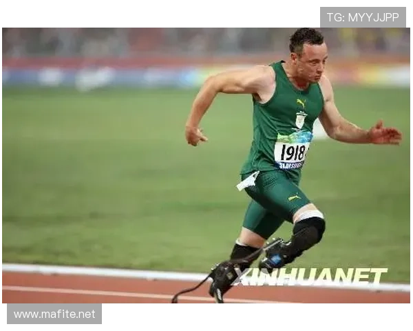 奥斯卡·皮斯托瑞斯穿西装跟金链子的样子，怎么看都不像运动员啊！