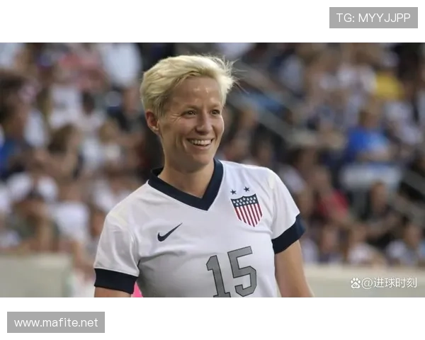 刚刷到梅根·拉皮诺家里的早餐照，桌上那套金边杯子看着能付我半年房租