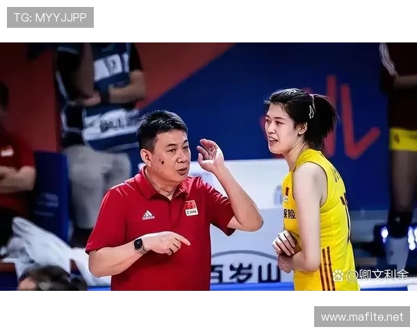 李盈莹训练间隙喝奶茶？这画风跟场上拼命的不一样啊！